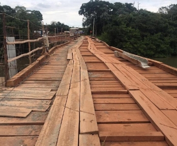 Ponte de madeira foi interditada — Foto: Sinfra-MT/ Divulgação