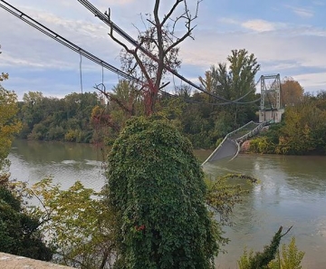 Ponte desaba no sudoeste da França e uma pessoa morre