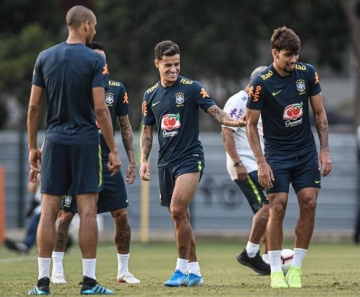 Sem goleiros, seleção brasileira vai a campo com 11 em primeiro treino leve de Singapura