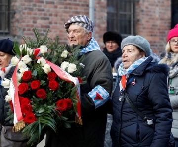 Sobreviventes carregam uma coroa de flores em Auschwitz, na Polônia, nesta segunda-feira (27) — Foto: Aleksandra Szmigiel/ Reuters