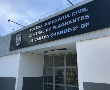 Suspeito foi levado para a Central de Flagrantes — Foto: PJC-MT/Divulgação