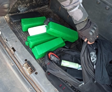 Tabletes de droga foram encontrados junto com bagagens — Foto: PM-MT/Divulgação