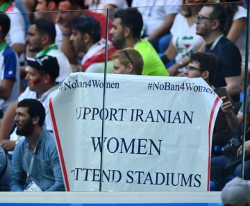 Torcedores exibem um cartaz contra a proibição de mulheres iranianas a frequentarem estádios em seu país durante partida entre Irã e Marrocos no estádio de São Petesburgo, na Copa do Mundo 2018.  — Foto: Dylan Martinez/Reuters 
