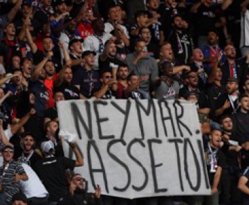 Torcida faixa Neymar PSG Nimes 