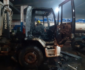 Um caminhão estava estacionado no interior da oficina quando o fogo iniciou. - Foto: Reprodução