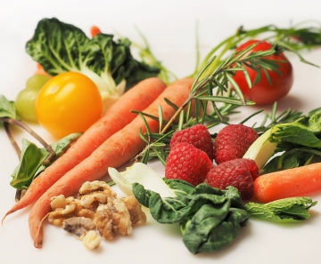 Vegetais e outros nutrientes importantes para a saúde são deixados de lado, e os paladares já se acostumaram ao gosto das comidas calóricas. 