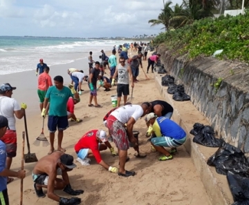 Voluntários limpam óleo encontrado na Praia do Cupe, em Ipojuca, neste sábado (19) — Foto: Wellignton Pereira/TV Globo