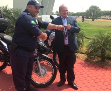 Prefeitura entrega seis novas motocicletas à Guarda Municipal e presta homenagem a apoiadores do órgão de segurança