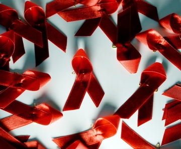 Laços vermelhos são símbolos da luta contra a Aids 
