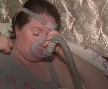 Kelly Knipes agora dorme com uma máscara de oxigênio para respirar melhor à noite