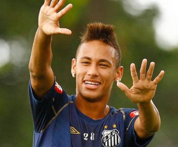 Neymar sorriu bastante em treinamento na véspera do clássico contra o Corinthians