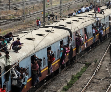 Trem superlotado circula na linha central de Mumbai. As portas geralmente são mantidas abertas para que haja circulação de ar 