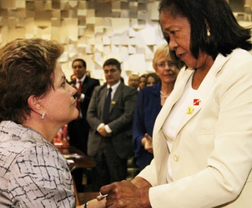 Dilma com a mãe da diplomata Milena Oliveira de Medeiros, que morreu em dezembro 