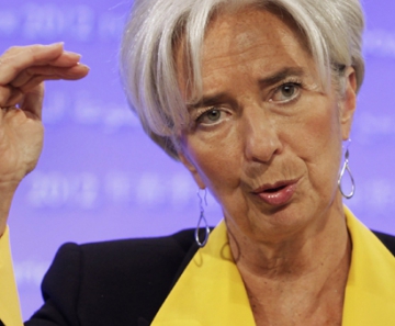Diretora do FMI, Christine Lagarde, fala durante coletiva de imprensa em Washington, neste domingo (22)