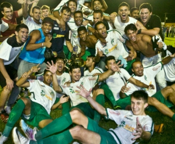 Jogadores e comissão técnica iniciaram a comemoração do título no gramado do Dutrinha