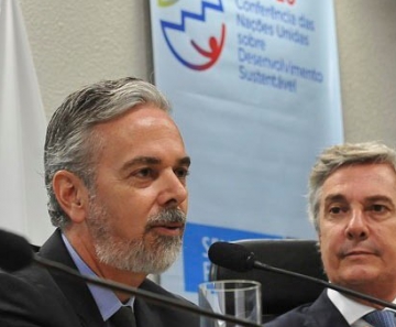 O ministro das Relações Exteriores do Brasil, Antônio Patriota, junto com o senador Fernando Collor, em audiência pública da Comissão de Relações Exteriores do Senado. 