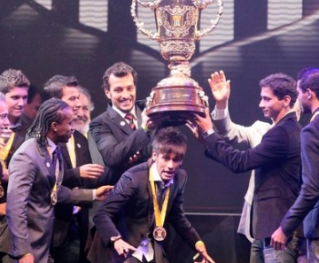 Edu Dracena levanta a taça do Paulistão  2012: rotina