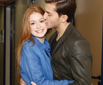 Marina Ruy Barbosa recebe um beijo do namorado Klebber Toledo