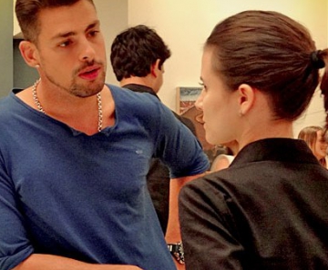 Jorginho tira satisfações com Betânia e ela percebe a presença de Carminha