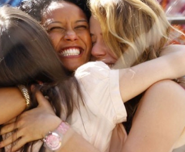 As amigas comemoram a liberdade 