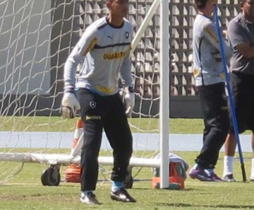 Renan se prepara para defender o gol do Botafogo no domingo 