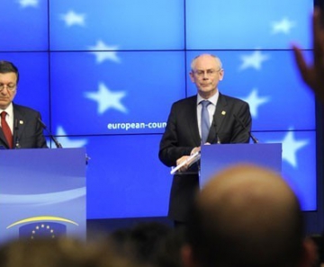 Rompuy e Barroso em coletiva de imprensa no fim do jantar informal sobre crescimento da zona do euro. 