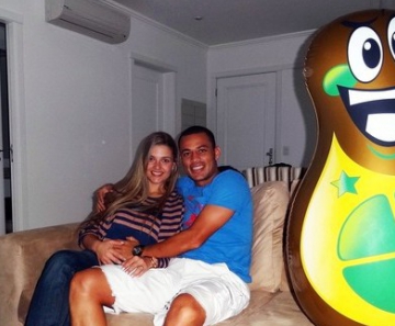 Léo Gago com a esposa Carol e o João Douradão, prêmio de 2011