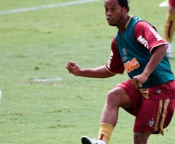 Ronaldinho Gaúcho treina cobrança de faltas 