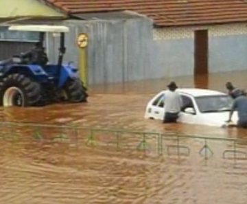 Um veículo precisou ser içado com a ajuda de um trator. 
