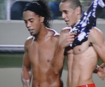 Derley com a camisa de Ronaldinho Gaúcho