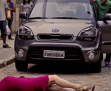 Monalisa tenta impedir o filho de partir