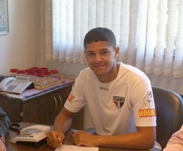 Denilson assina novo contrato de empréstimo 