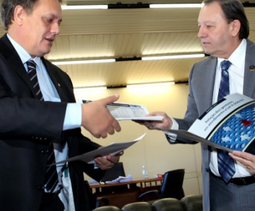 Novelli entrega relação dos gestores com contas julgadas irregulares ao presidente do TRE-MT, desembargador Rui Ramos