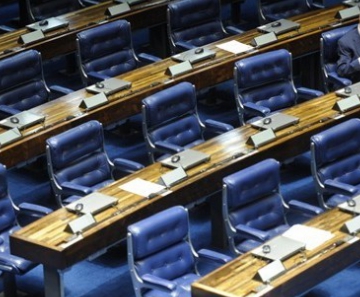 O senador Demóstenes Torres (sem partido-GO) antes de discursar em sua defesa para um plenário esvaziado na última segunda (2) 