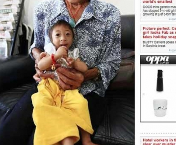 A menina Xiao Xiao, de apenas 54 cm, com sua avó em reporatagem do The 