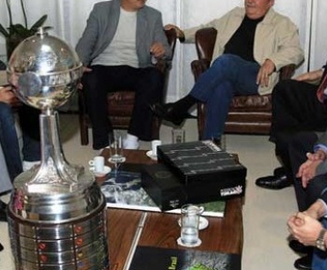 Taça Libertadores sem o boneco no topo na visita a Lula
