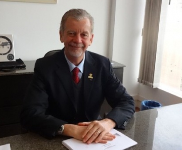 Candidato do PDT no escritório em um prédio no Centro de Porto Alegre