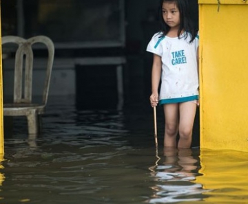 Menina em restaurante alagado em Manila, capital das Filipinas 