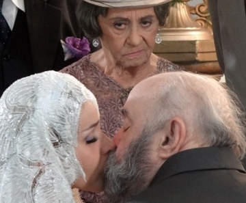 Dorotéia lança olhares de reprovação ao novo casal... 