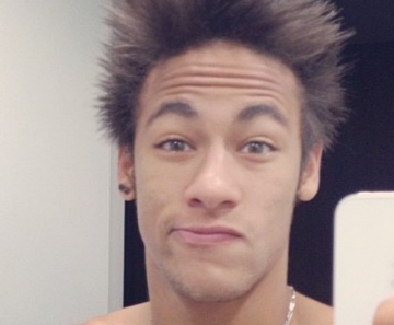 Neymar posta foto com cabelo arrepiado