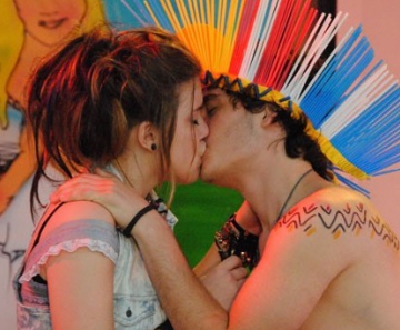 Dinho e Lia se beijam apaixonadamente na frente de todo o Quadrante 