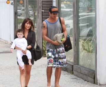 Daniele Suzuki saindo da academia na praia da Barra da Tijuca, RJ