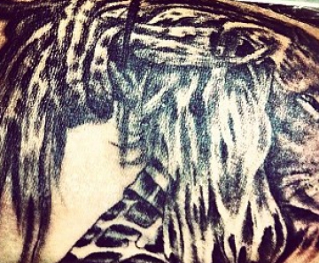 Caio Castro posa fotos de tatuagem