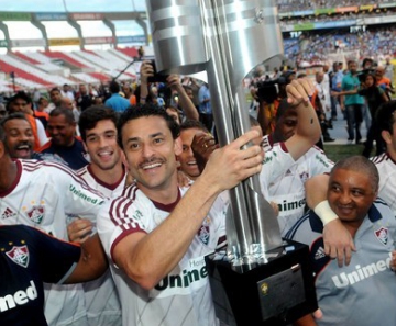 De bigode, Fred ergue a taça do tetra e comanda a volta olímpica
