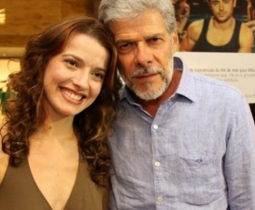 Júlia Fajardo revelou que o pai não mostra ciúme com os namoros dela 