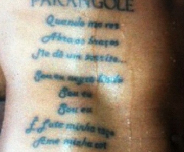 Léo Santana posta foto de tatuagem com letra de música do Parangolé