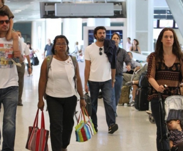 Thiago Lacerda e Vanessa Loés estavam acompanhados de seus pequenos: Gael e Cora 