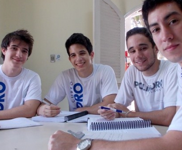 Da direita para a esquerda: Guilherme, Luís, Mateus e João Pedro abriram mão de festas e estão longe da família para conseguir passar no vestibular do ITA 