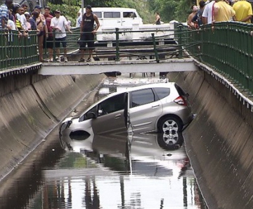 Carro atropelou duas pessoas e caiu em canal em Santos, SP 