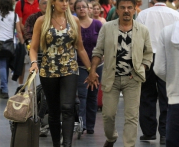 Angela Bismarchi e marido embarcam para lua de mel 